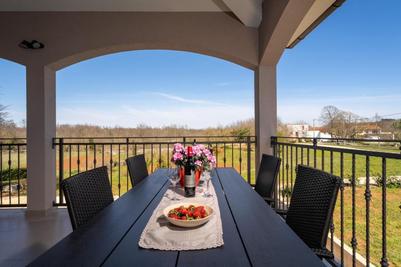Holiday House Leana Pazin Exterior foto